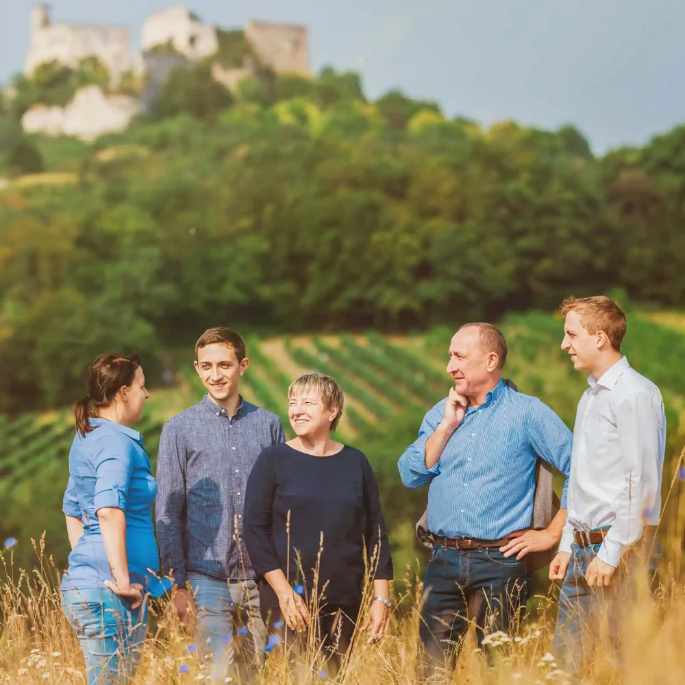 Familie Stadler am Fuße der Burgruine