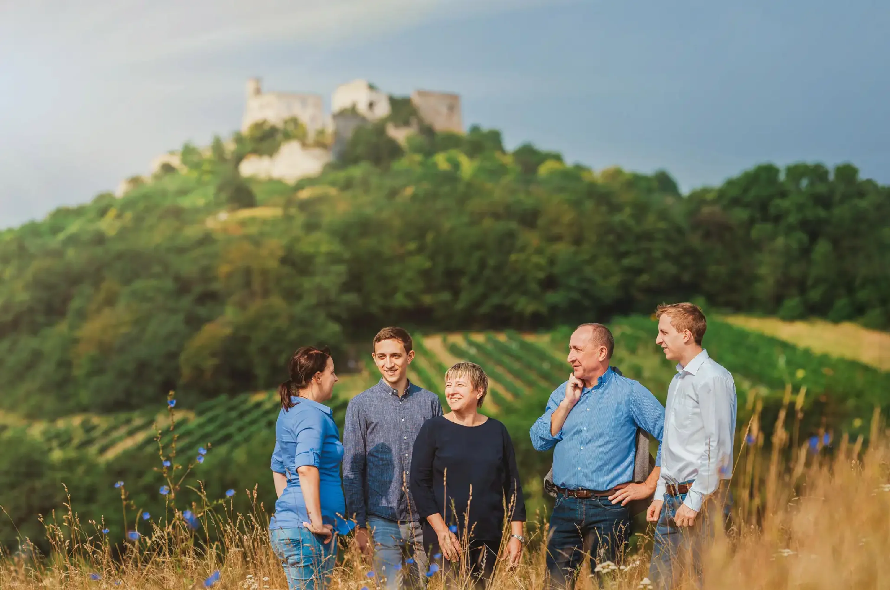 Familie Stadler am Fuße der Burgruine